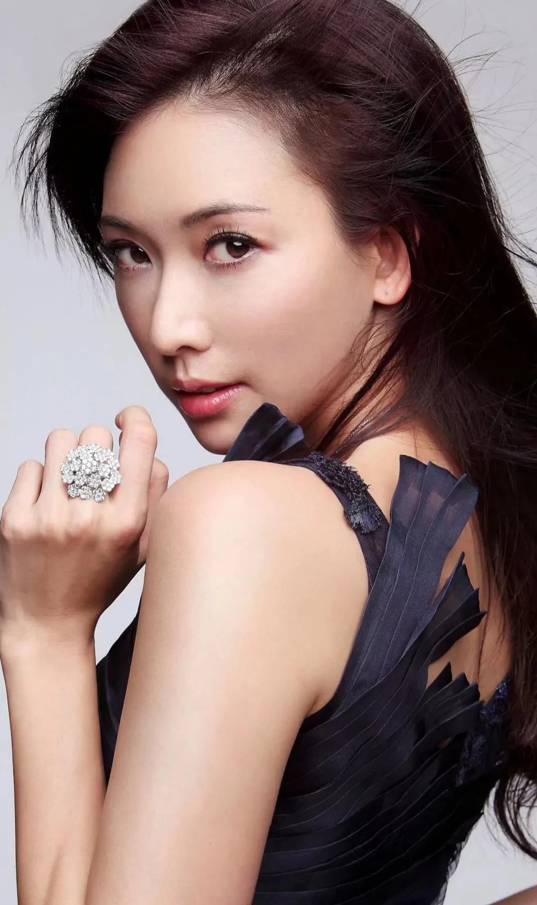 林志玲时尚飒爽惊艳写真,妩媚动人!__财经头条