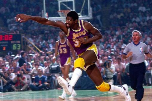 多图看NBA经典传球瞬间:科比三人缝中传球,魔术师像是在跨栏|乔丹_新浪新闻