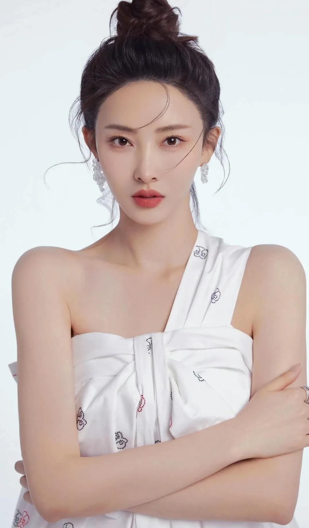 胡丹丹优雅娴静俏丽写真,美艳动人!__财经头条