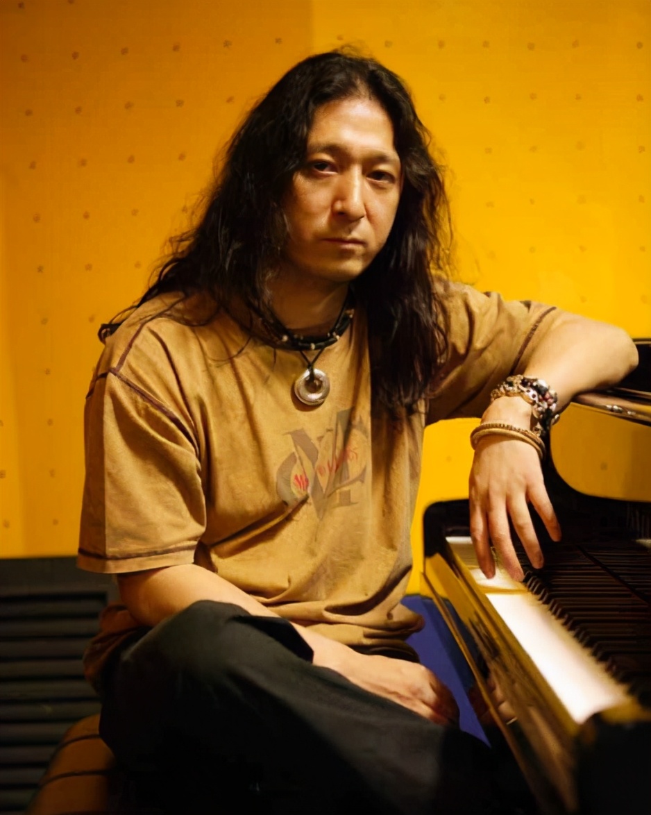 王菲恩师,音乐人三宝二胎得女,与小25岁娇妻三年抱俩拍全家福