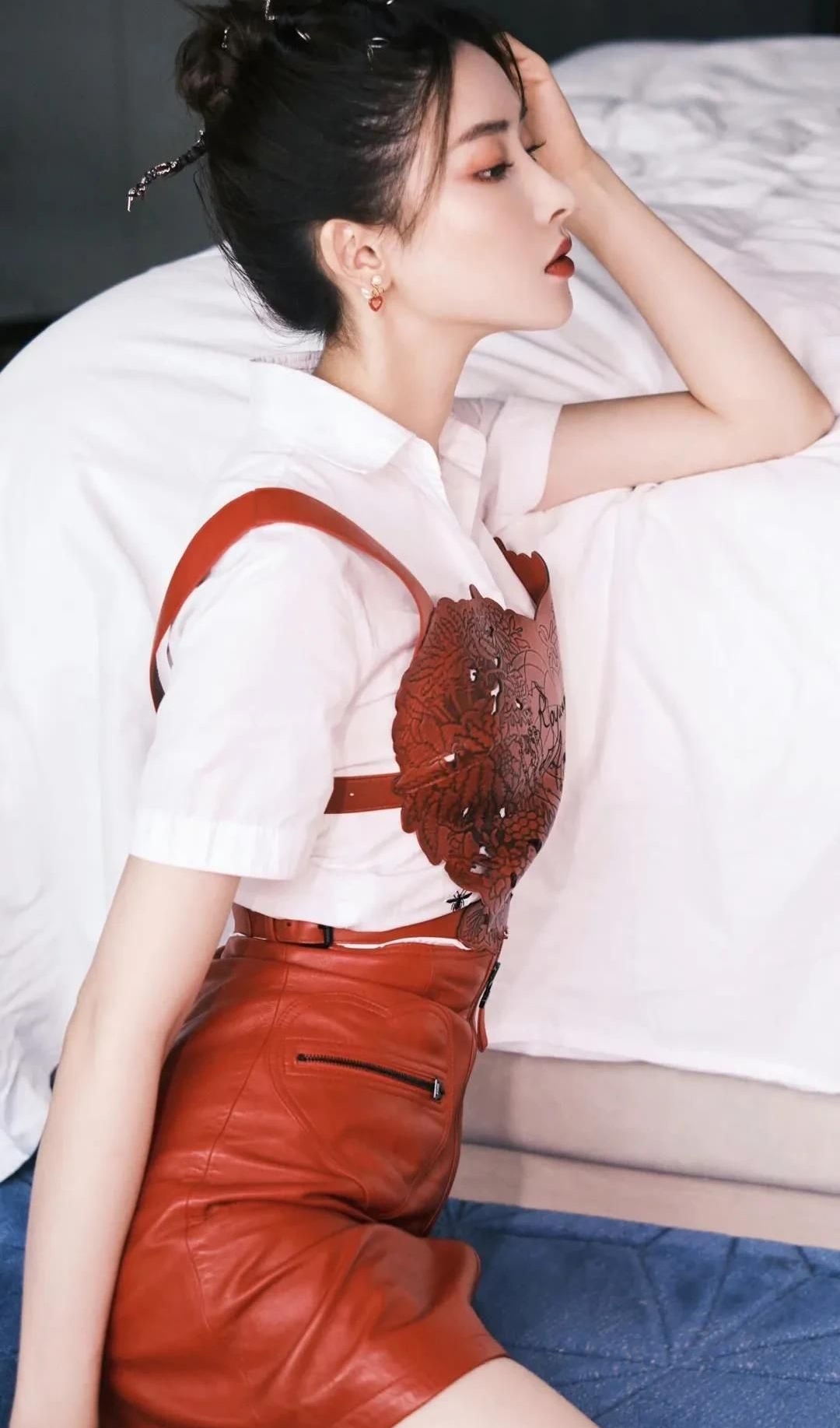 胡丹丹优雅娴静俏丽写真,楚楚动人!__财经头条