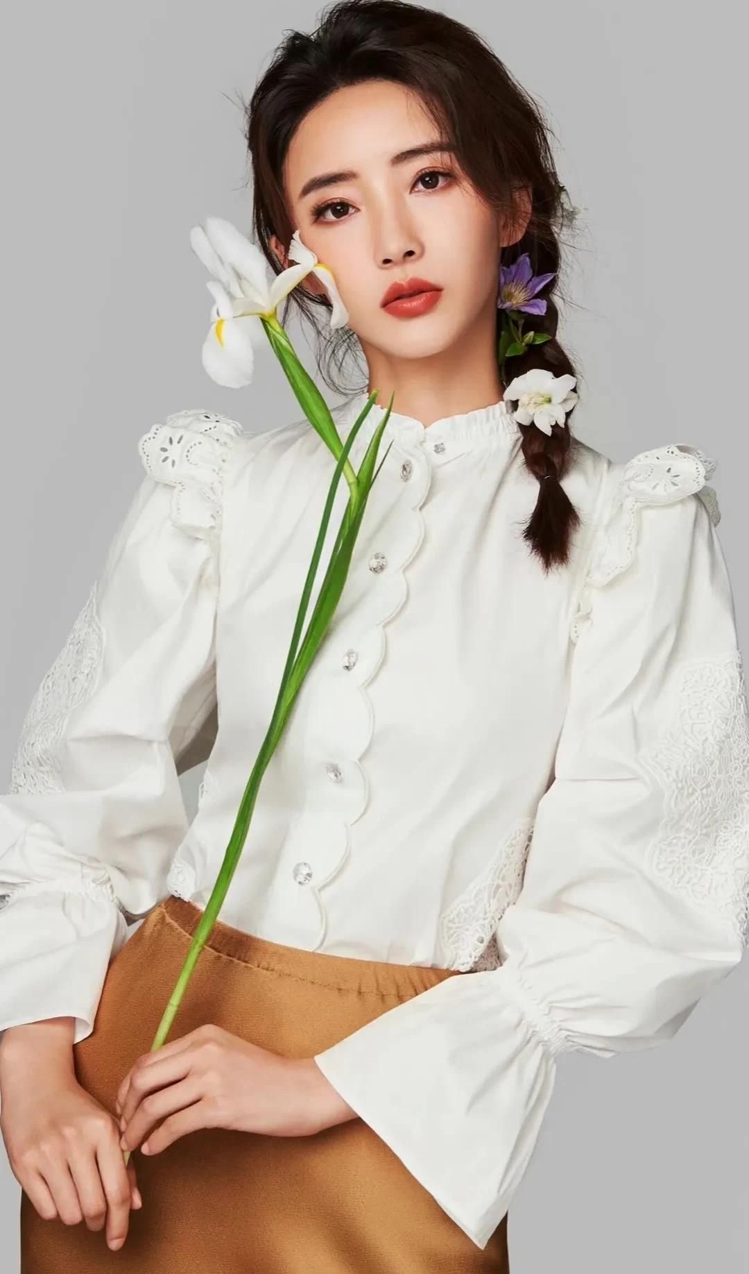 胡丹丹优雅娴静俏丽写真,楚楚动人!__财经头条