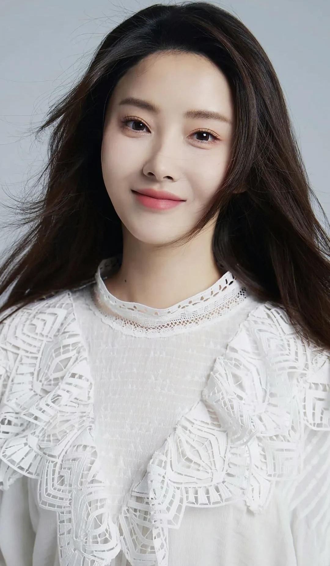 胡丹丹优雅娴静俏丽写真,时尚俏丽!__财经头条