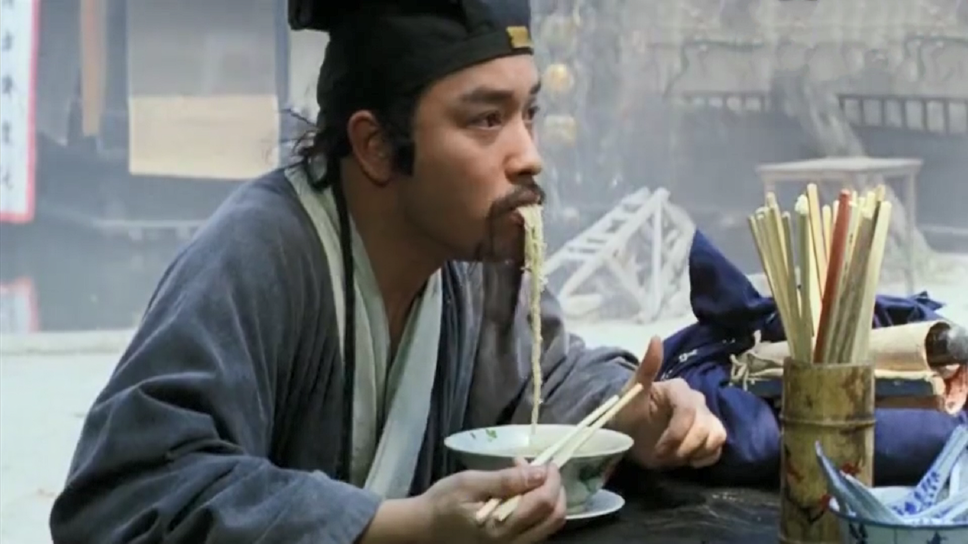 演技爆棚,张国荣吃饭这段太自然,完全看不出来哪里在演戏!