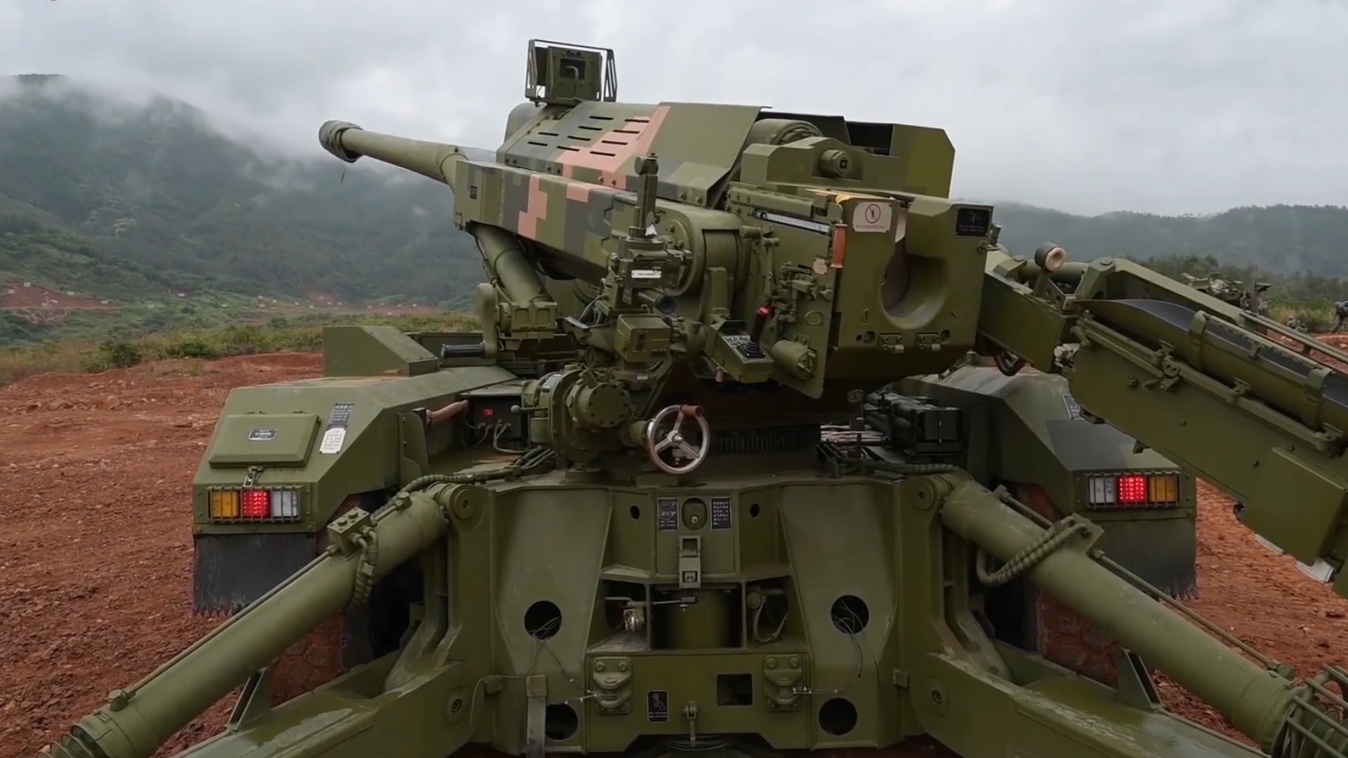 中国陆军新型车载加榴炮实弹射击,场面震撼!