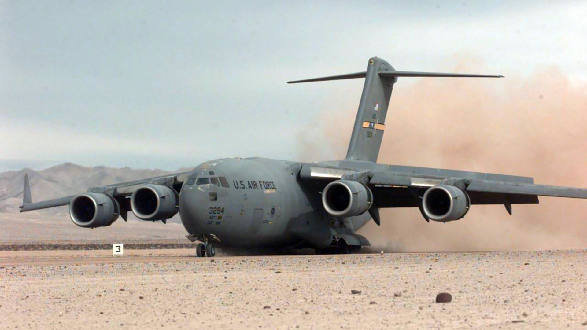 美军一架c-17战略运输机,从卡塔尔乌代德基地起飞!