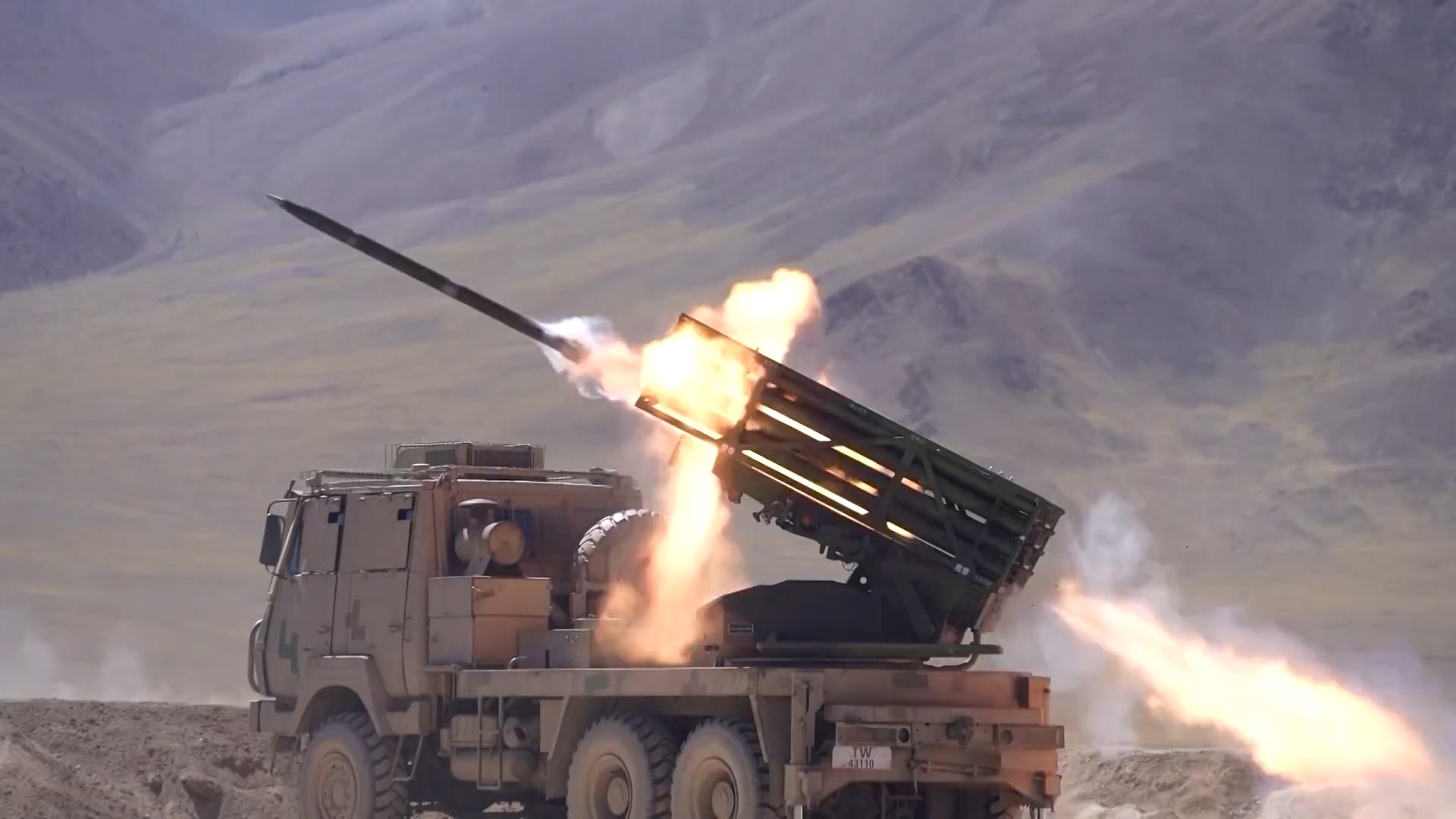 70秒直击新型火箭炮,高原跨昼夜实弹射击!