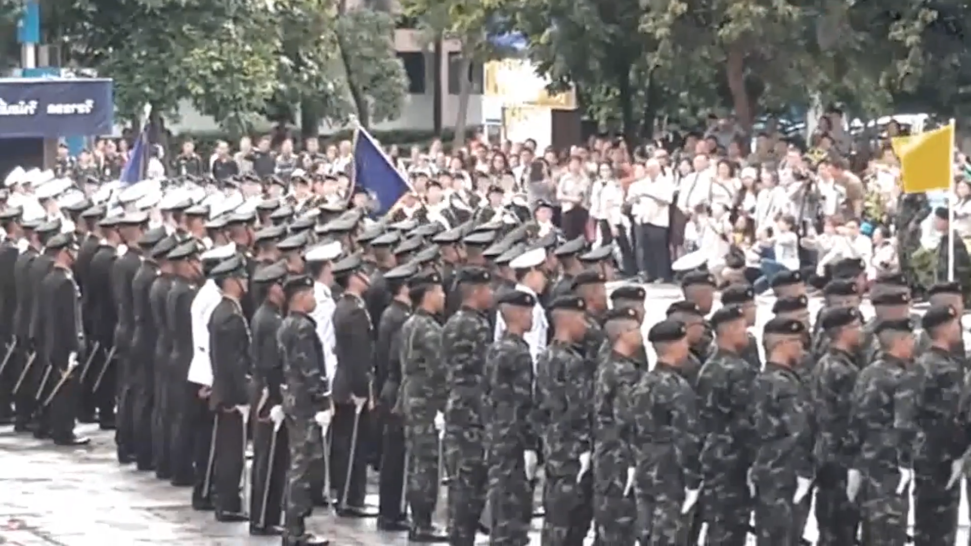 泰国女兵接受检阅,齐步小跳的同时,需要保持队列整齐