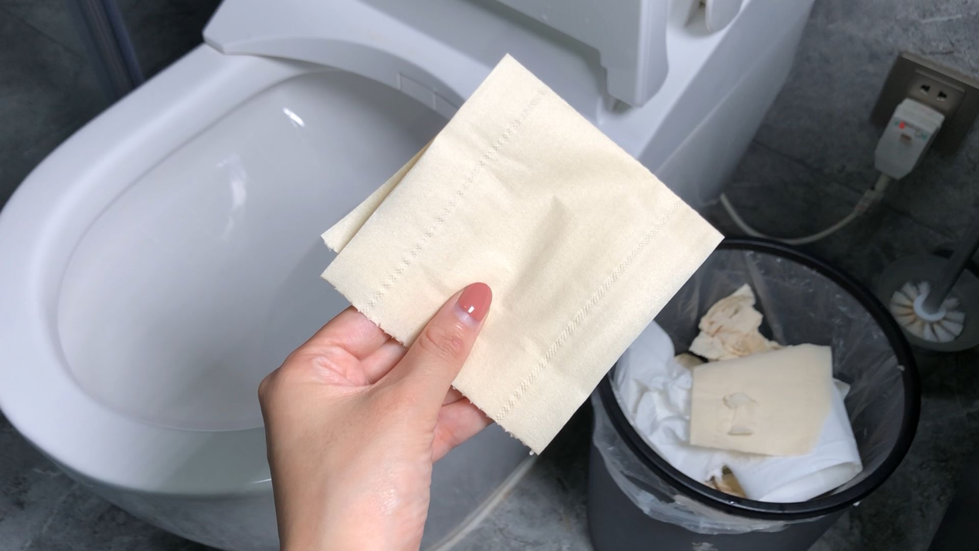 纸篓里的卫生巾图片