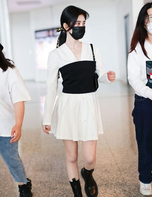 鞠婧祎穿白色裙子搭马丁靴绑马尾辫