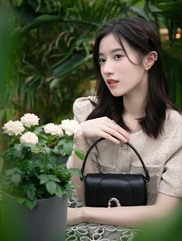 胡嘉欣美图!__财经头条