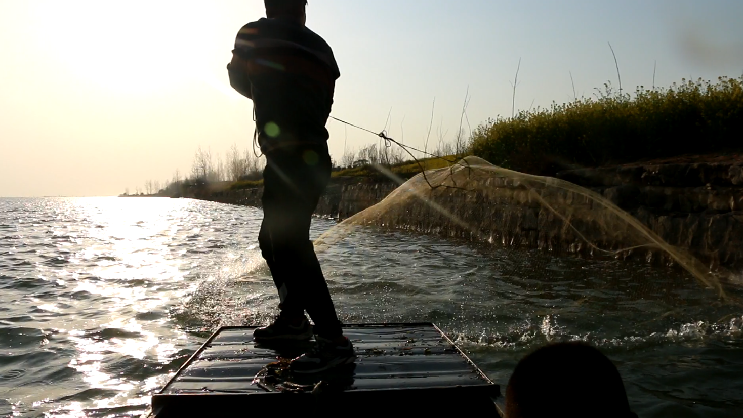 风景如画的河边撒网,哥几个都是高手,每一网都高喊:真漂亮!