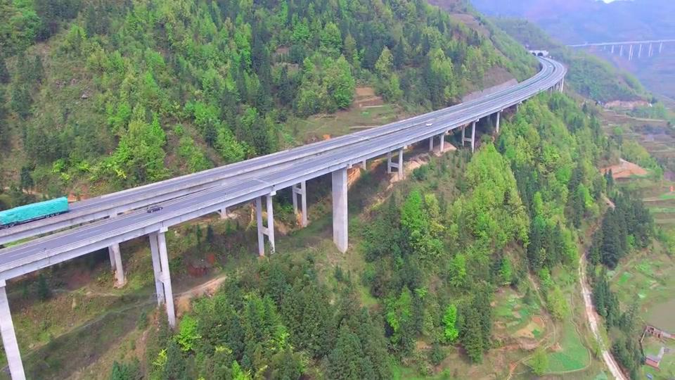 横跨在贵州大山里的夏蓉高速公路,不是高架桥就是隧道,太伟大了