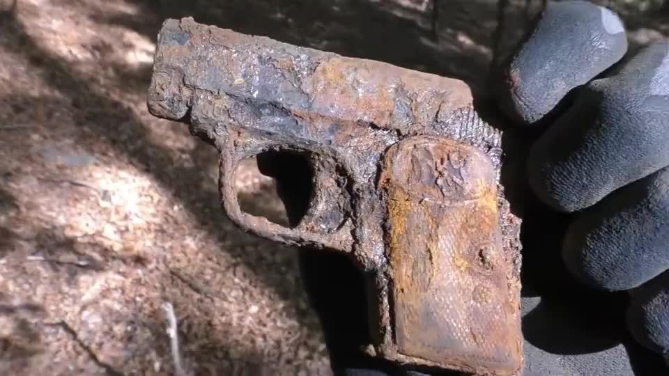 不费吹灰之力找到的二战遗物,有一把小刀,还有一把袖珍型手枪