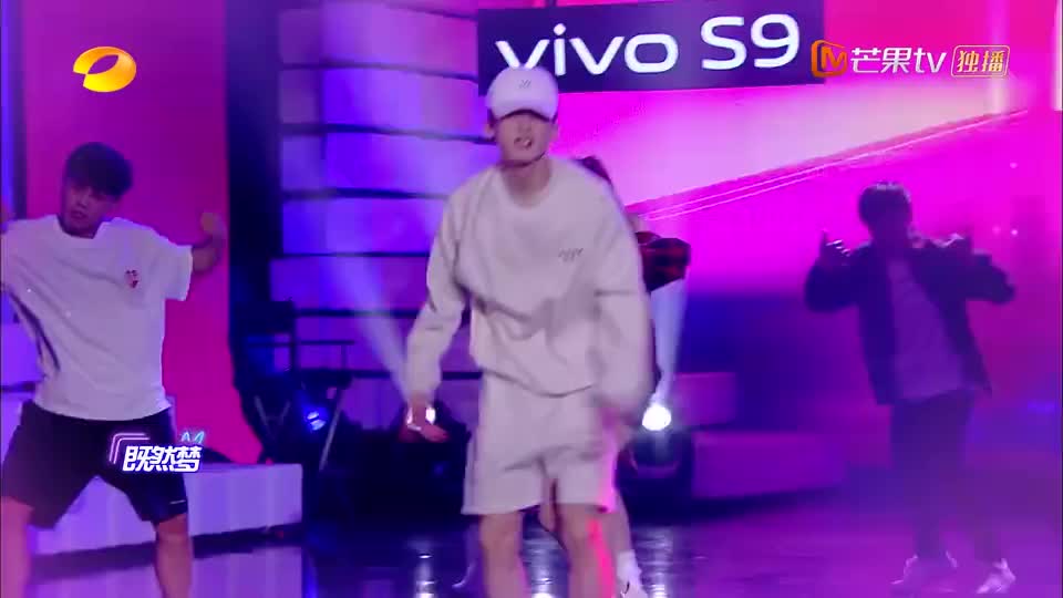 快本:白敬亭为了宣传新歌也是拼了,直接挑战吊威亚高空跳舞
