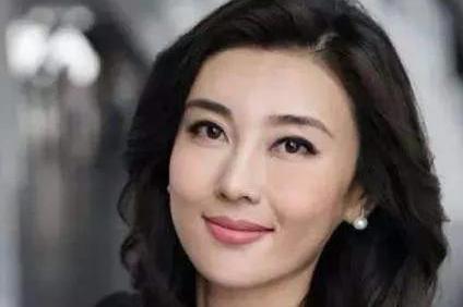 李红的颜值进化史，从土气到洋气，或许你差的只是蓬松的头发_新浪新闻