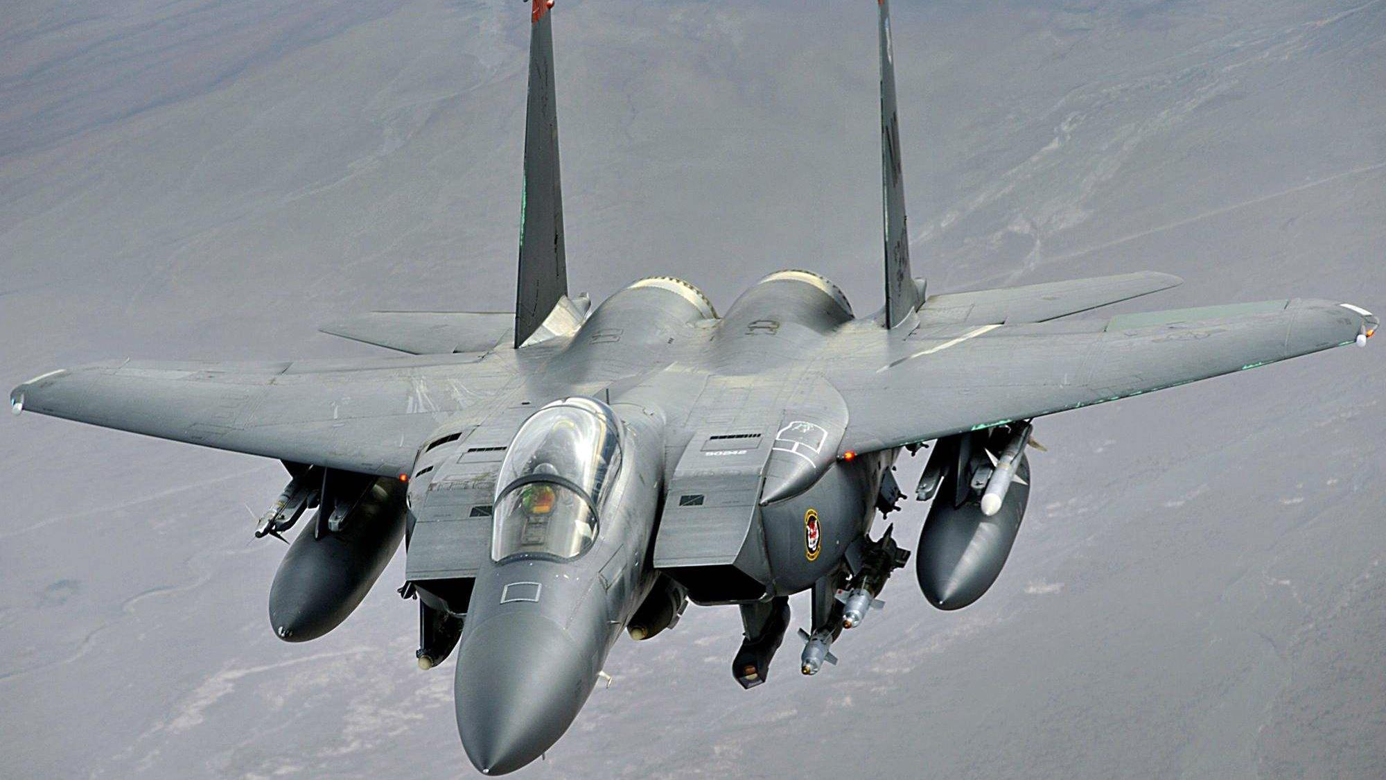 美国空军f-15e"鹰"战斗机,从西摩约翰逊基地滑行起飞!