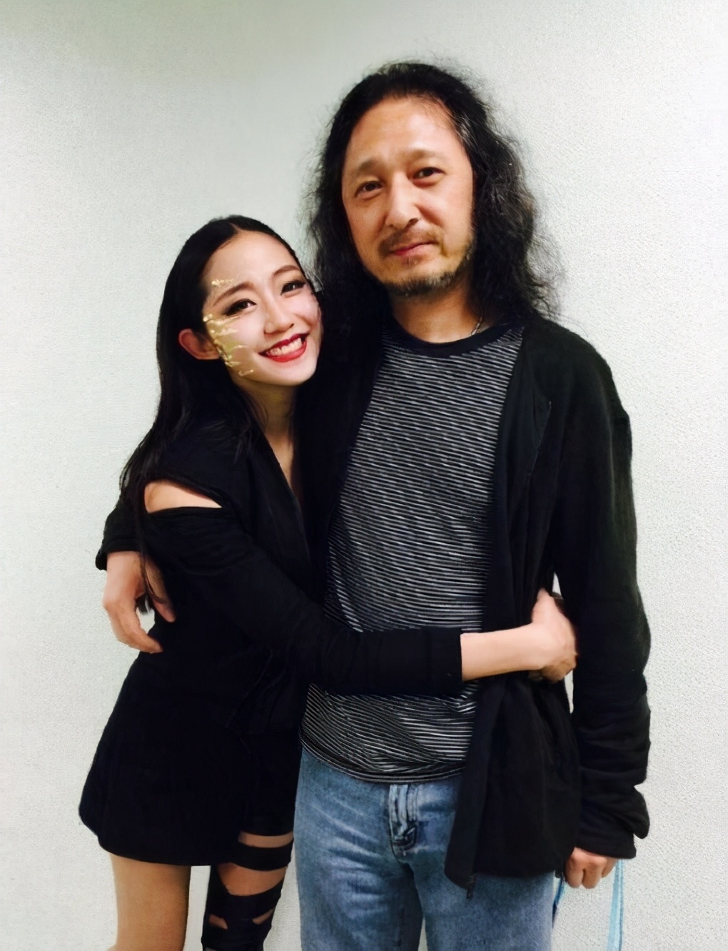 王菲恩师,音乐人三宝二胎得女,与小25岁娇妻三年抱俩拍全家福