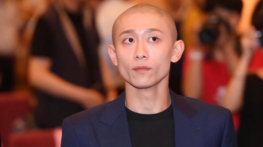 张一山穿白袜照被人质疑性取向 双手套黑袜调侃发文无奈回应