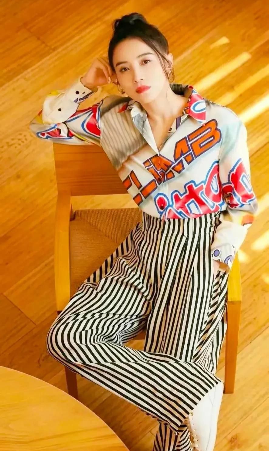 时尚干练的宋佳,清秀雅丽,文雅秀丽的写真照!__财经头条