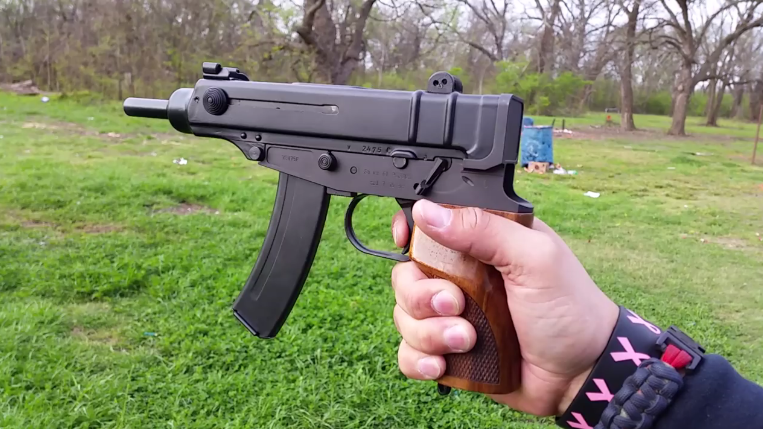 捷克vz61"蝎"式冲锋枪,射速比mp5快,位列十大冲锋枪之内__财经头条