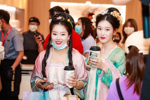 “日作诗2000首”少女的演讲老师 名下公司