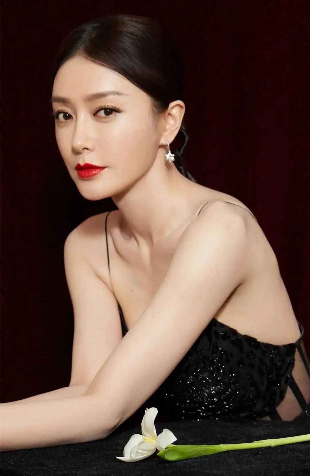 秦岚高清妩媚写真,楚楚动人!__财经头条