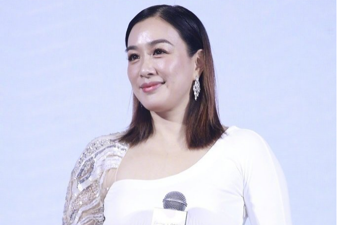 钟丽缇以肉感身材为美,穿白色紧身连衣裙亮相,微胖曲线真迷人