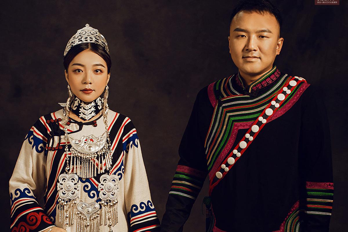 乐山革调彝族婚纱照走红网络,论彝族服饰和头饰文化的重要性!