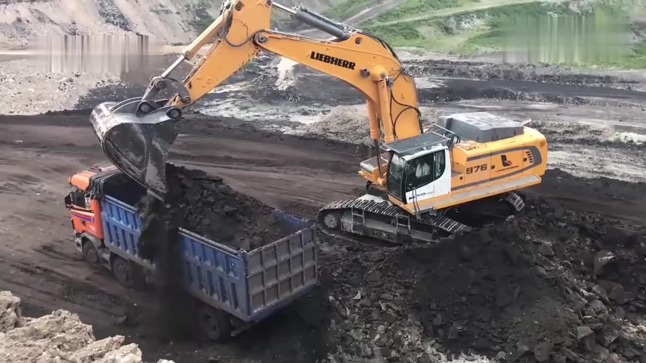 老外真胆大锈迹斑斑的雪弗兰军用6缸卡车还敢拿来爬坡