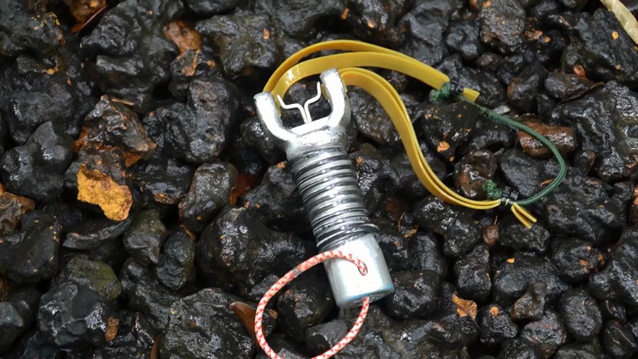 牛人用废旧零件自制强大的捕鱼弹弓