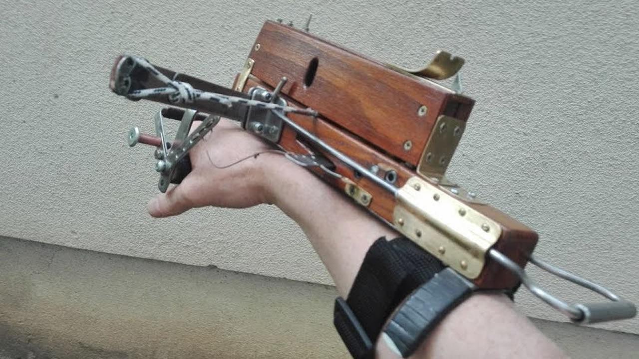 大神自制强大的弓弩可以安装在手臂上使用