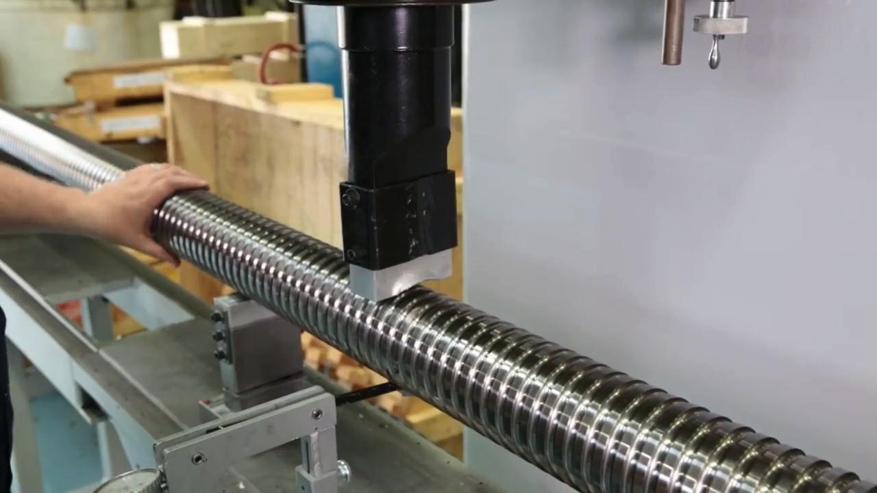 滚珠丝杠校直操作,这玩意需要极高的个人技术和经验