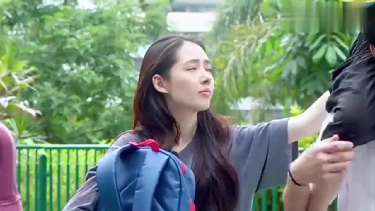 我家小两口:看到孩子在脱衣服,郭碧婷:先下来吧!