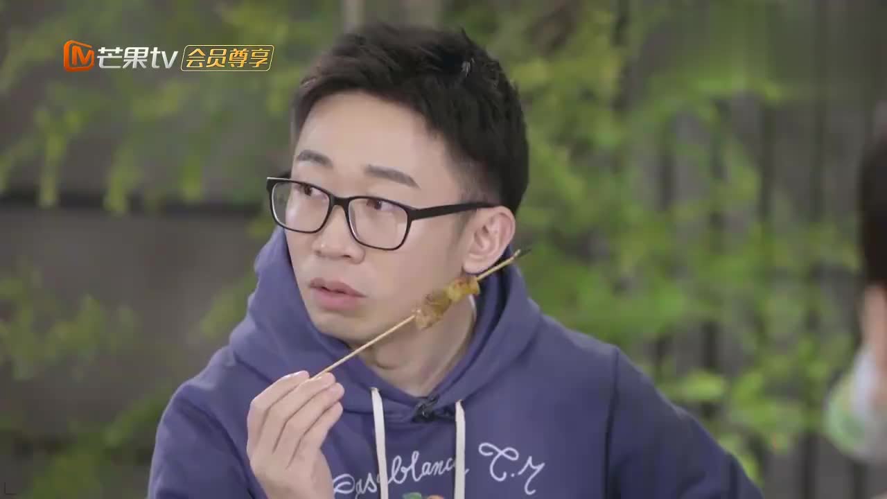 杨迪沈凌来做客,何炅主厨烤了一大桌子肉,馋得我忍不住点了外卖