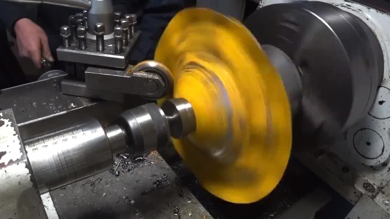 男子拿一块铁皮,试着做旋压加工,还是失败了__财经头条