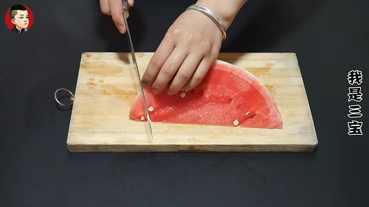 切西瓜别用老一套了,这样切简单又美观,吃起来还不会弄脏嘴__财经头条