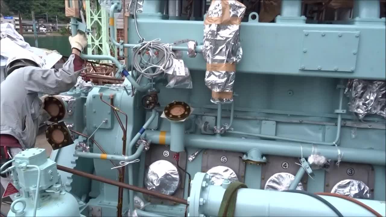 造船厂实拍轮船发动机安装过程这才叫油老虎