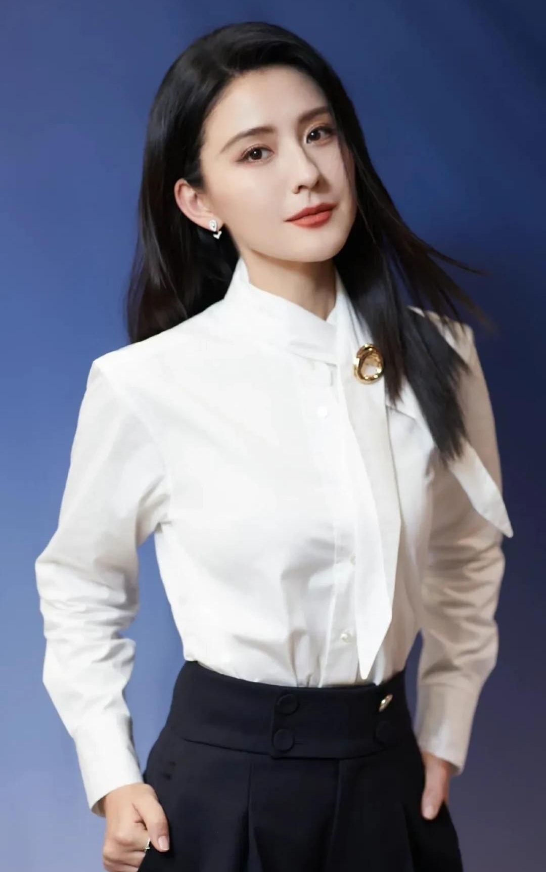 热依扎高清婀娜写真,美艳动人!