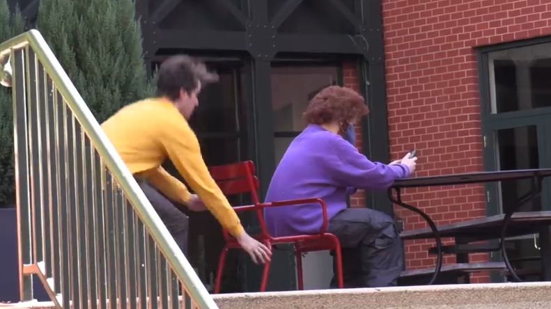 国外恶搞抽凳子恶作剧升级了心疼这个被恶搞的小伙子