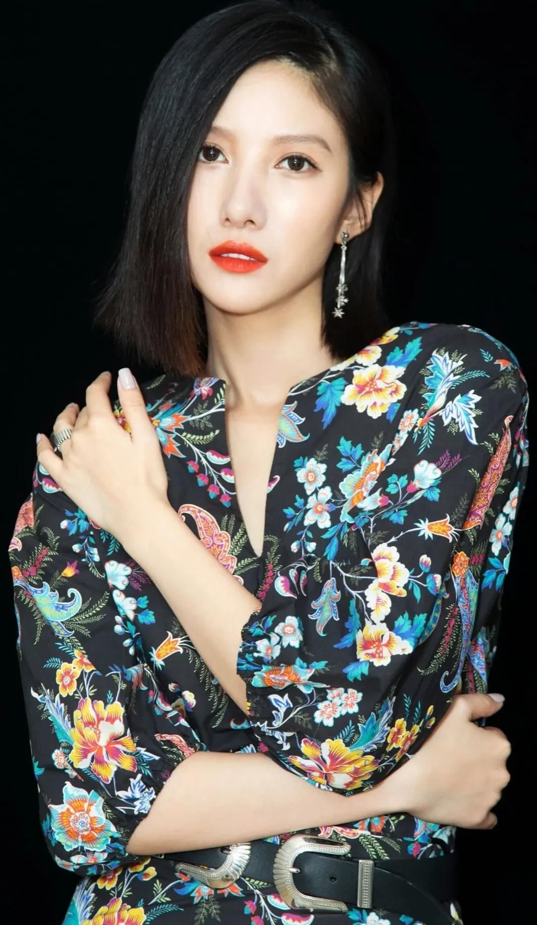 吴优高优雅娴静俏丽写真,惊艳迷人!__财经头条