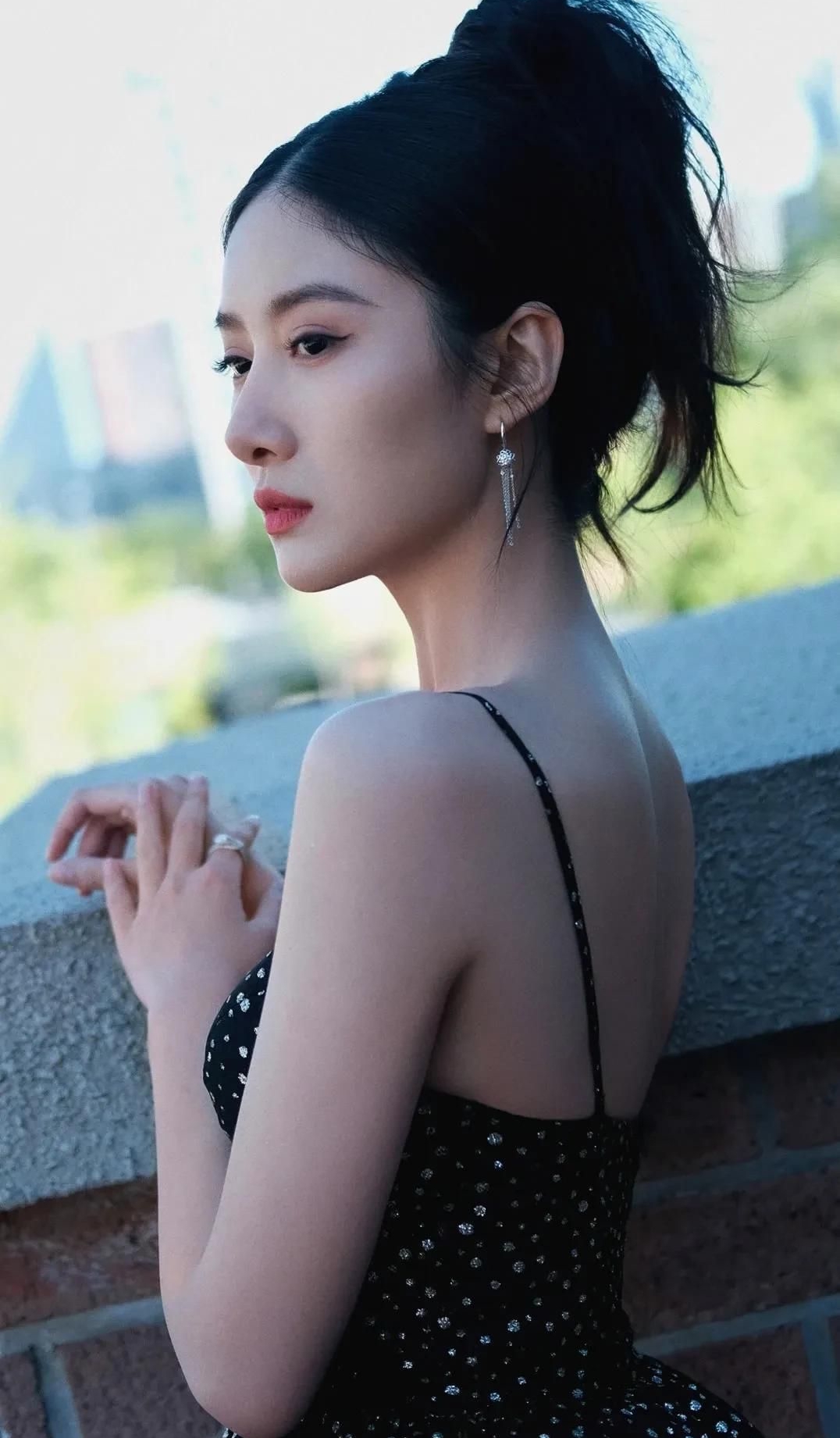 吴优高优雅娴静俏丽写真,惊艳迷人!__财经头条