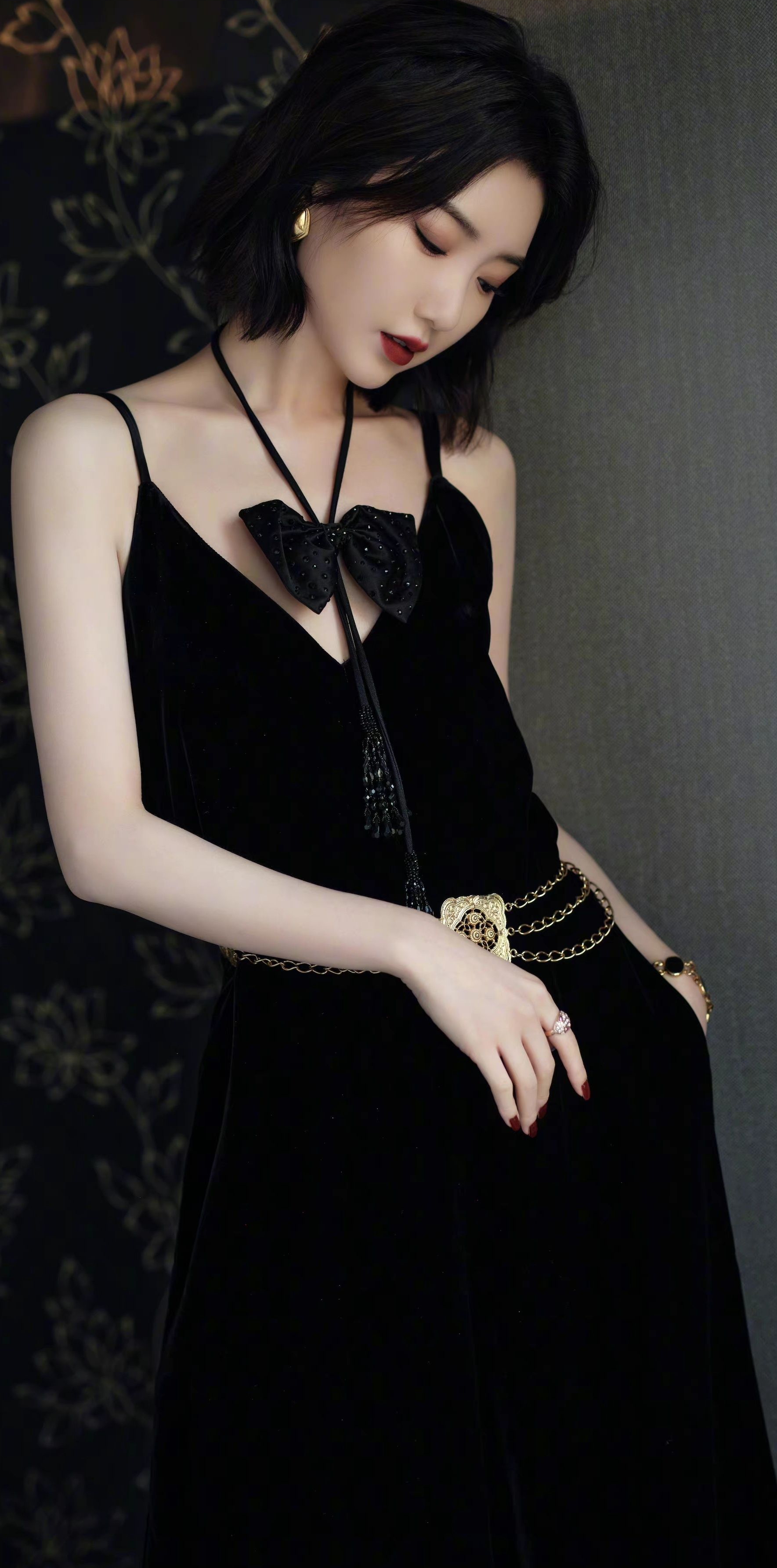 毛晓彤蝴蝶结黑色连衣裙妩媚写真灵动优雅美艳动人