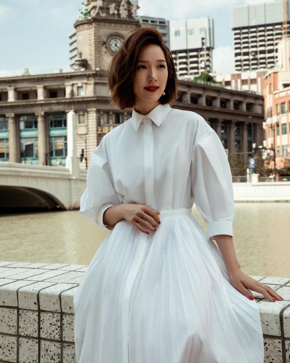 李亚男江边秋风写真,楚楚动人!__财经头条