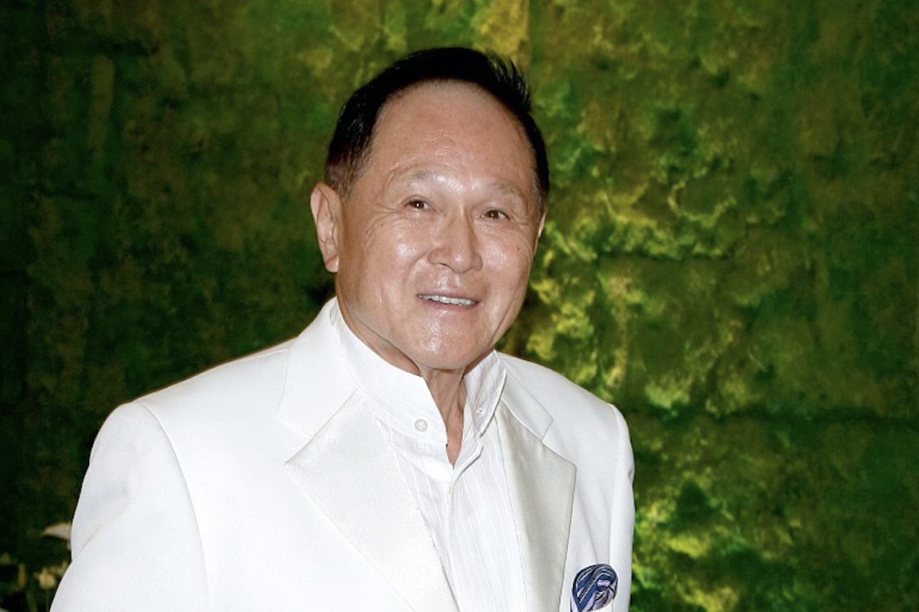 84岁赵世曾携新女伴用餐,女方喂食拎包照顾周到,享豪车接送待遇