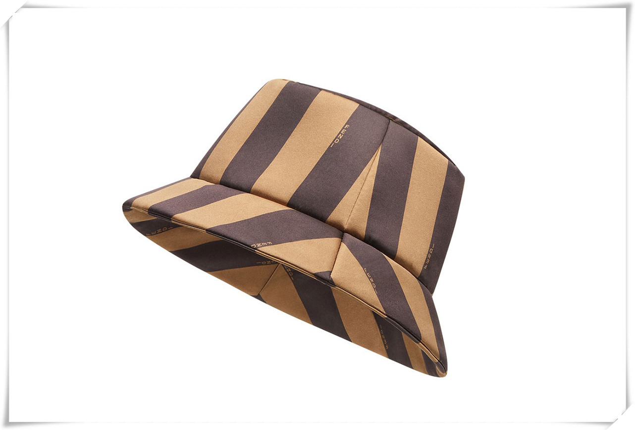 告别全黑穿搭吧!本季的街头女生都用它穿出知性复古时尚感休闲区蓝鸢梦想 - Www.slyday.coM 告别全黑穿搭吧!本季的街头女生都用它穿出知性复古时尚感休闲区蓝鸢梦想 - Www.slyday.coM