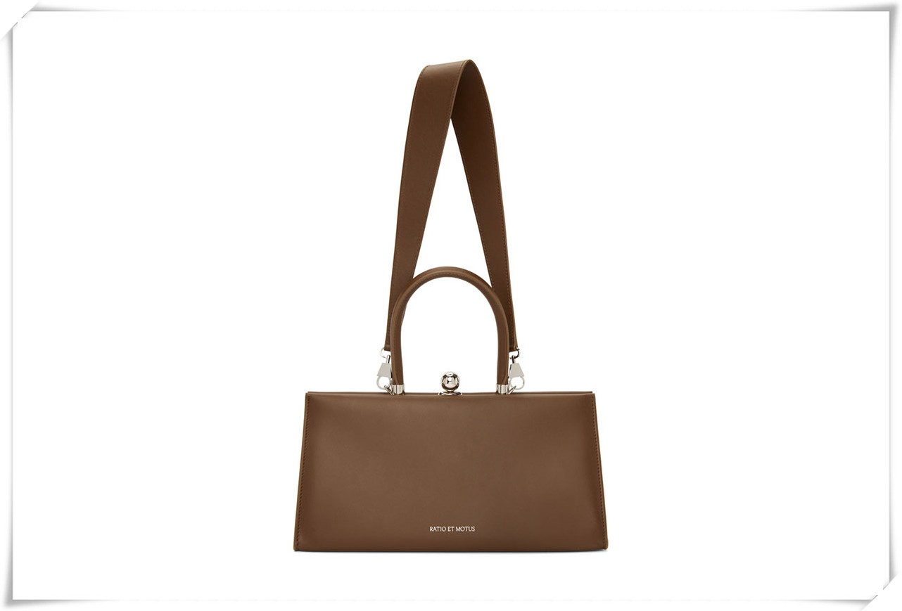 告别全黑穿搭吧!本季的街头女生都用它穿出知性复古时尚感休闲区蓝鸢梦想 - Www.slyday.coM 告别全黑穿搭吧!本季的街头女生都用它穿出知性复古时尚感休闲区蓝鸢梦想 - Www.slyday.coM