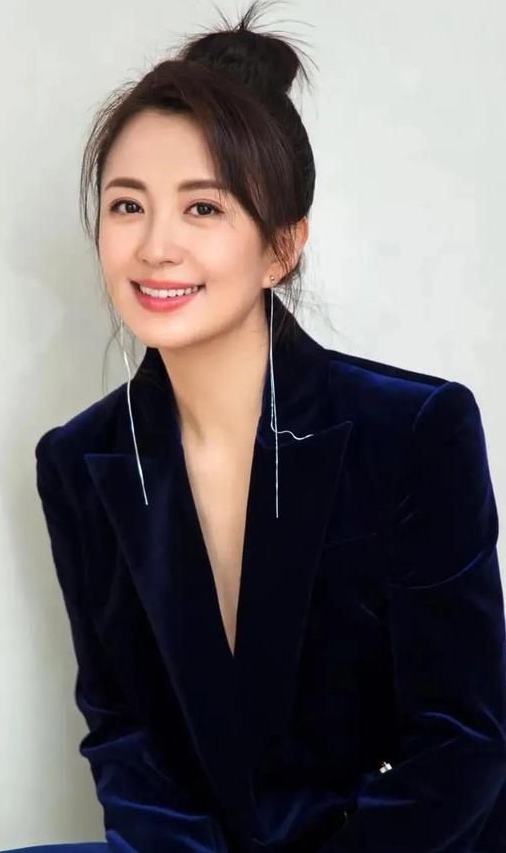 杨童舒:气质优雅!__财经头条