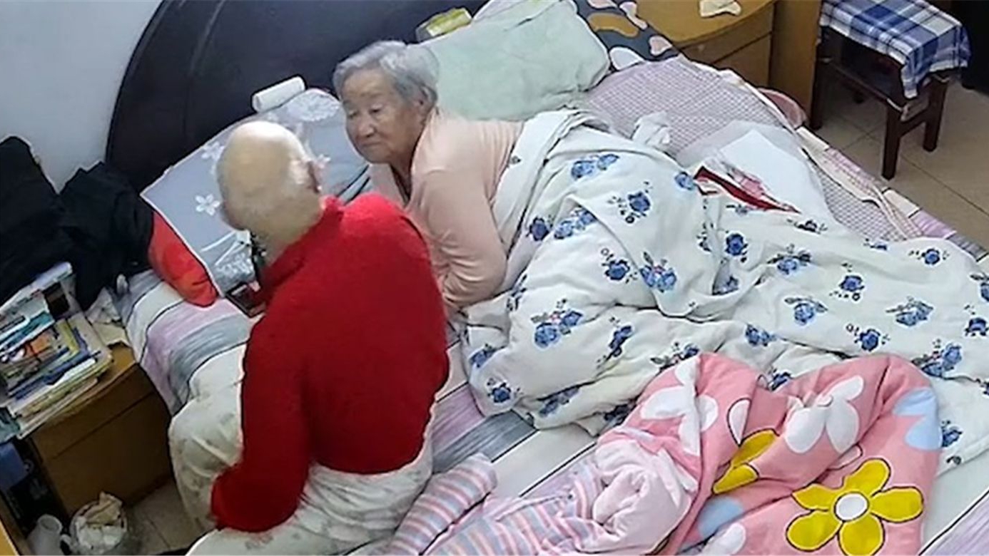 外孙女问我为啥领导旁边不能说“又褒贬不一了！”,如何回答通俗易懂?