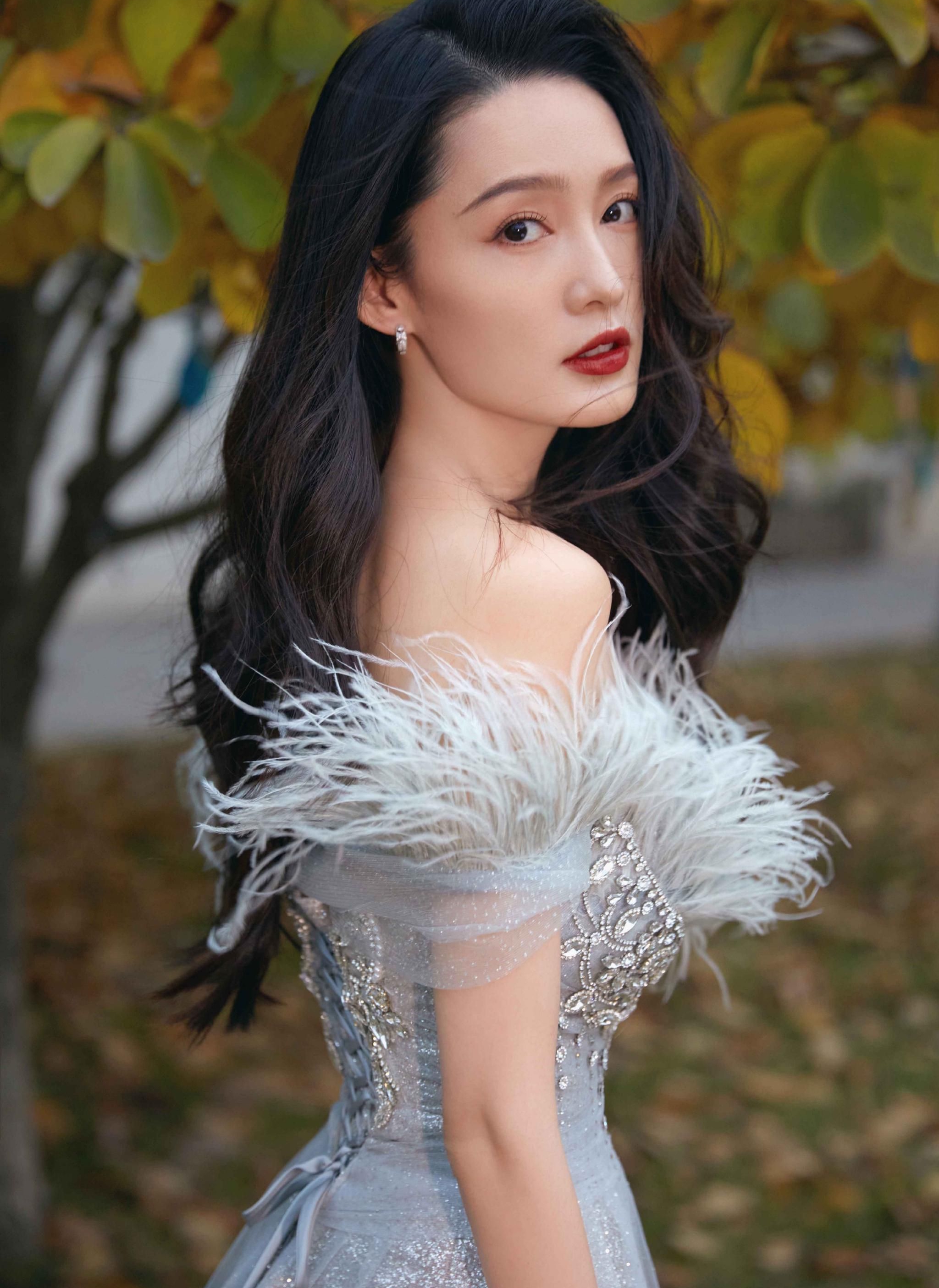 李沁蓝色连衣裙香肩写真,灵动优雅,明艳动人!_高清图集_新浪网